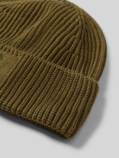 Produktfoto, grob gestrickte olivgrüne Baumwollmütze mit feiner Rippstruktur, Produktname: Mütze aus reiner Baumwolle Modell 'ICONIC Å NILDAAO' von ARMEDANGELS, Damen Mütze von ARMEDANGELS
