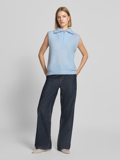 Frauenmodel trägt Pullunder aus Alpaka-Mix mit Stehkragen Modell 'Thora' von MOS MOSH, Regular Fit, hellblau, Ganzkörperansicht von vorne.