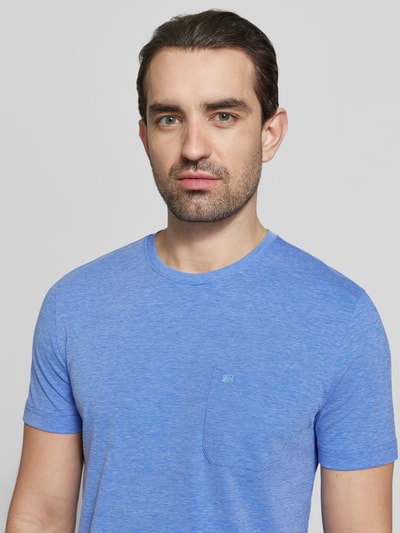 Männermodel trägt T-Shirt mit Rundhalsausschnitt und Brusttasche von Christian Berg Men in Blau, Material-Mix, Regular-Fit, Nahaufnahme Oberkörper.