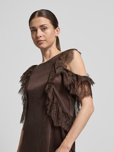 Frauenmodel trägt Midikleid in asymmetrischer Form mit Spitzenbesatz von Copenhagen Muse, Material-Mix mit Viskose, Nahaufnahme Oberkörper.