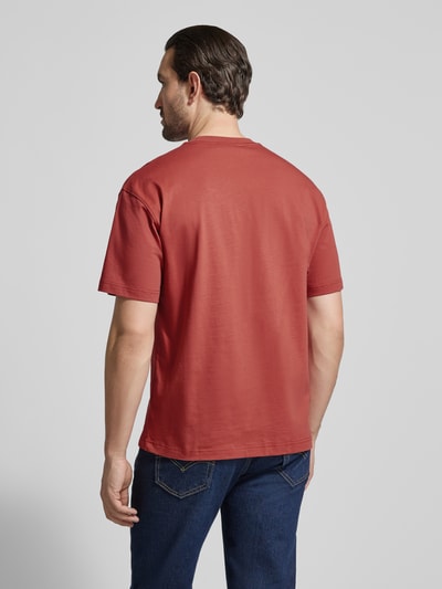 Męski model nosi Regular Fit T-Shirt aus reiner Baumwolle Modell 'KARAN' von Strellson, efekt: jednolity kolor, krój regular fit, aplikacja: napis, okrągły dekolt, rękaw: krótki, bawełna, zdjęcie całej sylwetki z tyłu
