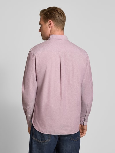 Männermodel trägt Regular Fit Freizeithemd aus reiner Baumwolle von MCNEAL in Rosa, Button-Down-Kragen, Rückenansicht, Ganzkörperansicht Rückansicht.