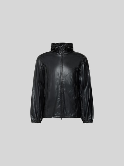 Produktfoto, schwarze Regular Fit Jacke mit Stehkragen von Diesel in Leder-Optik, Zweiwegereißverschluss, Reißverschlusstaschen, grau Hintergrund.