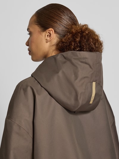 Frauenmodel trägt Regular Fit kurtka ze stójką Model 'Rosie' od g-lab w kolorze brązowym, kaptur z tunel, wpuszczane kieszenie, Długość tyłu w rozmiarze S: 68 cm, Szerokość ramion w rozmiarze S: 65 cm, Szerokość klatki piersiowej w rozmiarze S: 68 cm, Długość rękawów w rozmiarze S: 52 cm, Ganzkörperansicht Rückansicht