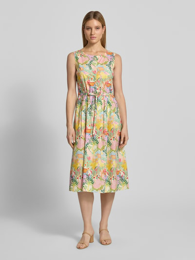 Kobiece modelka nosi 'Midikleid im Allover-Look mit Bindegürtel' od WHITE LABEL, wzór na całej powierzchni, bawełna, linia a, okrągły dekolt, listwa guzikowa, wiązany pasek, długość tyłu w rozmiarze 36: 117 cm, szerokość w rozmiarze 36: 49 cm, pełny widok z przodu.
