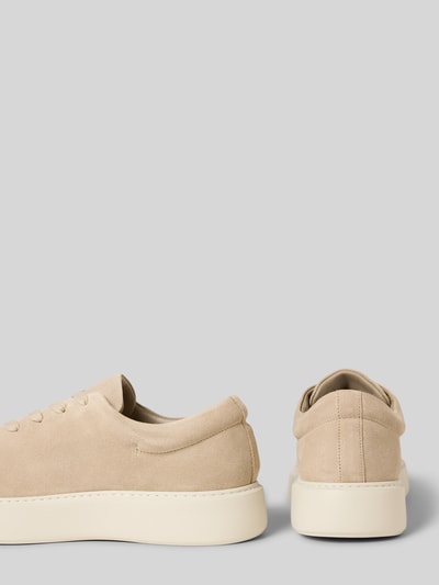 Produktfoto, Sneaker aus echtem Leder mit Logo-Detail von Copenhagen in Beige, abgerundete Passform, Schnürverschluss, Absatzhöhe 5 cm, Schafthöhe 8 cm, Schaftweite 8 cm, glatte Textur, schlichte Form, neutrale Farben.