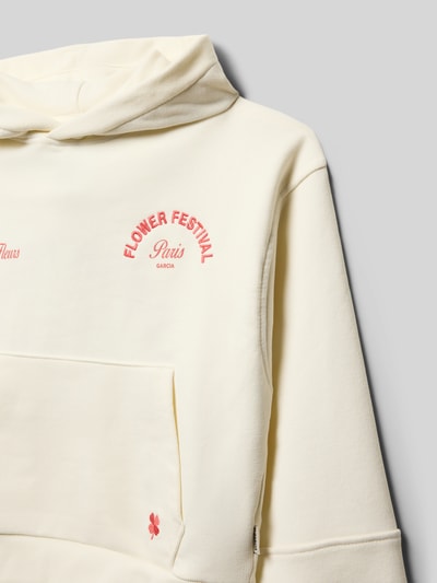 Produktfoto, Regular Fit Hoodie mit Motiv-Stitching von Garcia in Cremeweiß mit Logo-Print, Känguru-Tasche und elastischen Abschlüssen.