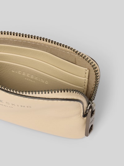 Produktfoto, Portemonnaie mit Logo-Prägung Modell 'Lena' von LIEBESKIND BERLIN in hellem Beige, Hauptfach mit Reißverschluss und Steckfächer auf der Innenseite, glatte Lederstruktur