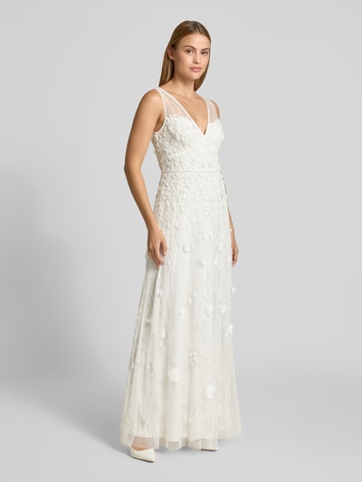 Frauenmodel trägt Maxikleid mit Perlen und V-Ausschnitt von Adrianna Papell aus weißem Mesh in A-Linie, Allover-Look, Ganzkörperansicht von vorne.