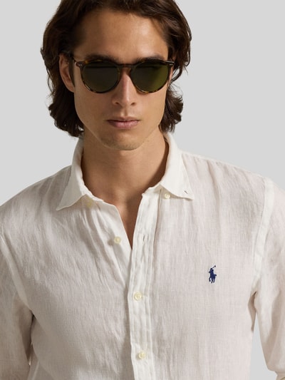 Männermodel trägt Slim Fit Freizeithemd aus reinem Leinen von Polo Ralph Lauren, wit, logo-stitching, button-down-kraag, linnenstructuur, Nahaufnahme Oberkörper.