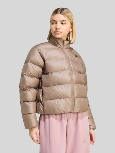 adidas Sportswear Regular Fit Steppjacke mit Logo-Print Taupe 4