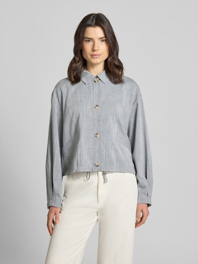 Vrouwenmodel draagt Cropped Jacke met Eingrifftaschen van Jake*s Collection in lichtgrijs, materiaalmix met viscose, knoopsluiting, steekzakken, platte kraag, geheel van voren gefotografeerd.
