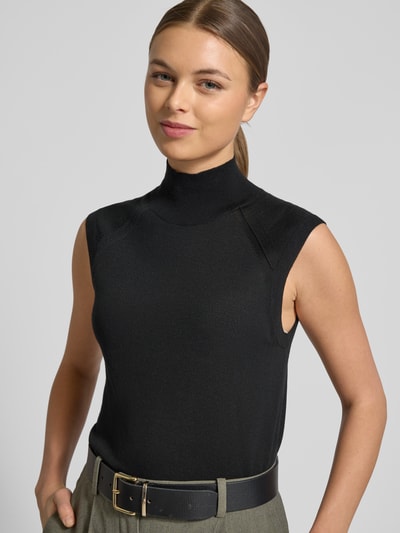 Kobiece modelka nosi Regular Fit Pullunder aus reiner Schurwolle Modell 'FIPINI' od BOSS, efekt: jednolity kolor, kształt kołnierza: mock neck, wykończenie: prążkowane, wykończenie materiału: drobny splot, materiał: czysta żywa wełna, zbliżenie na górną część ciała