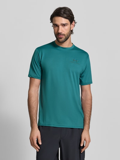 Männermodel trägt Regular Fit T-Shirt mit Logo-Print Modell 'Vanish' von Under Armour in Petrol, Rundhalsausschnitt, Nahaufnahme Oberkörper.