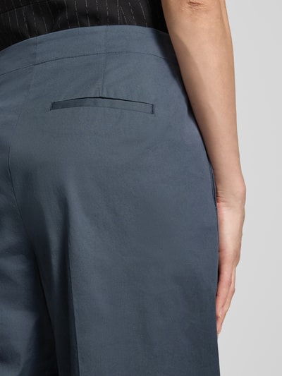 Frauenmodel trägt Caprihose mit Gesäßtasche von Luisa Cerano aus Baumwoll-Elasthan-Mix, Relaxed-Fit, Bügelfalten, Detailaufnahme Rückansicht.
