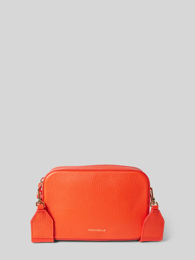 Coccinelle Crossbody Bag aus Leder mit Label-Print Koralle 2