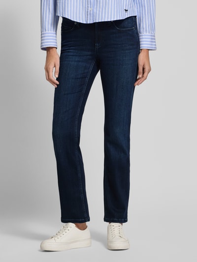 Vrouwenmodel draagt Jeans met steekzakken Model 'PIPER LONG' van Cambio, viscosemix met modal, slim fit, donkerblauw, geheel lichaam vooraanzicht.