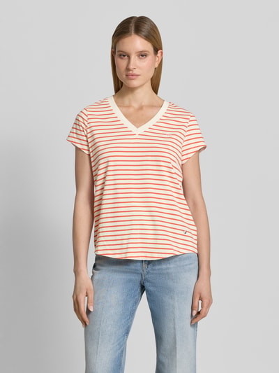 Frauenmodel trägt Damen T-Shirt mit orangen und weißen Streifen, Baumwoll-Elasthan-Mix, Gerader-Schnitt, Modell 'Kala' von MOS MOSH, V-Ausschnitt, Rückenlänge bei Größe S: 63 cm, Ganzkörperansicht von vorne.