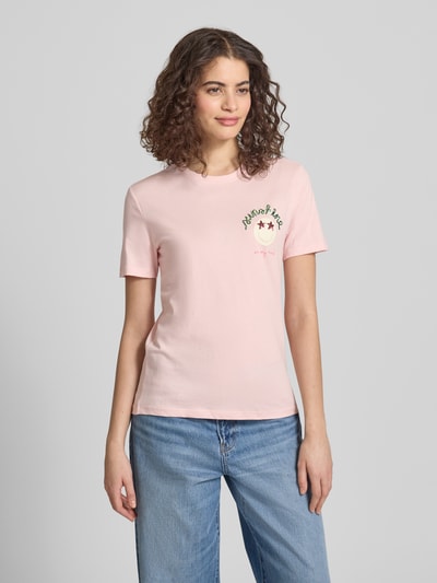 Frauenmodel trägt Regular Fit T-Shirt aus reiner Baumwolle Modell 'KITA' von Only, Optik: unifarben, Motiv-Print, Paillettenbesatz, Rundhals, Kurzarm, Jersey, Ganzkörperansicht von vorne.