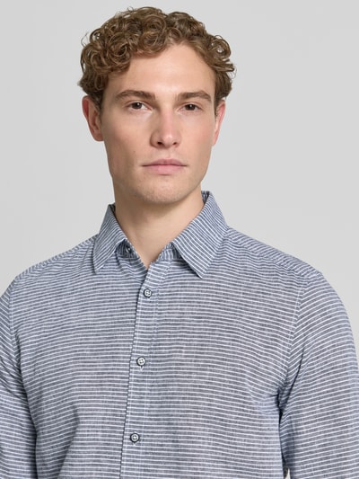 Männermodel draagt Regular Fit vrijetijdsoverhemd uit mix van linnen en katoen van s.Oliver RED LABEL, all-over motief, nahaufnahme bovenlichaam.