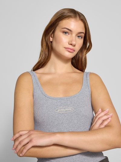 Guess Jeans Top o kroju slim fit z prążkowaniem i wyhaftowanym logo Jasnoszary melanż 3