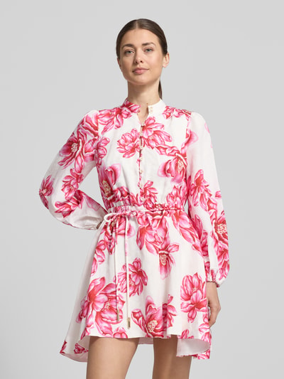 Kobiece modelka nosi sukienka mini z mieszanki lnu z dodatkiem wiskozy model 'Annalise' od Forever New, kwiatowy nadruk na całej powierzchni, z długim rękawem, stójka, listwa guzikowa, zakończenia rękawów z lamówką, taliowany krój, widok całej sylwetki z przodu.