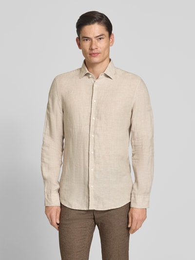 Männermodel trägt Slim Fit Business-Hemd aus Leinen mit Kentkragen von SEIDENSTICKER in Beige, glatte Textur, Ganzkörperansicht von vorne. Kontext: Herren Business-Hemd, reines Leinen, Slim Fit, Kentkragen, Knopfleiste, Rückenlänge 69 cm, Schulterbreite 43 cm, Ärmellänge 64 cm.