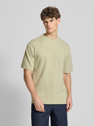 Männermodel trägt Blend T-Shirt mit Rundhalsausschnitt Modell 'KAISER' in Beige, Relaxed Fit, Baumwolle, Ganzkörperansicht von vorne
