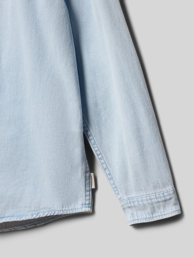 Produktfoto, Jeanshemd mit Kentkragen und Label-Detail von Jack & Jones aus reiner Baumwolle, hellblau, glatte Textur, sichtbares Label am Saum, Regular Fit, Sportmanschetten, Knopfverschluss
