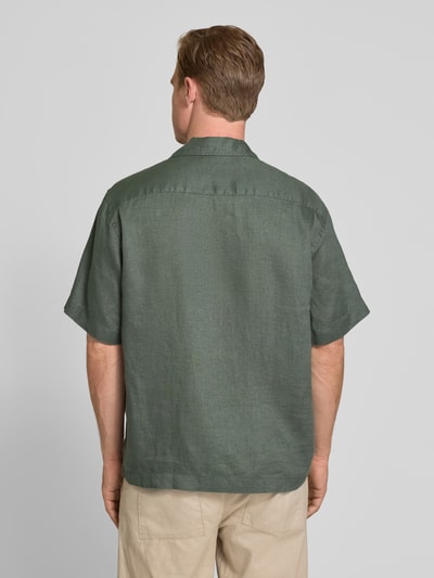 Männermodel trägt Relaxed Fit Leinenhemd mit Resortkragen Modell 'KYLIAN' van SELECTED HOMME, effen groen, puur linnen, rugpas, kortemouw, achteraanzicht volledig lichaam