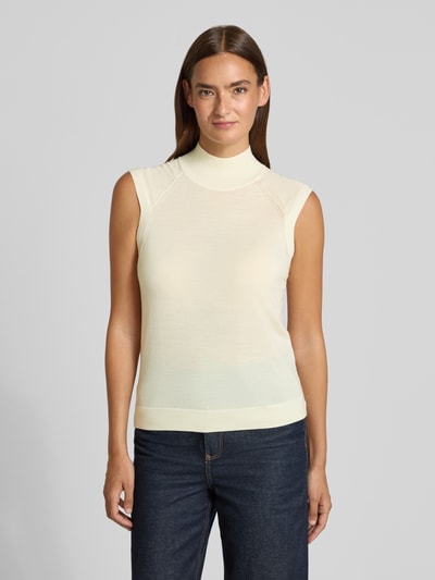 Frauenmodel trägt Slim Fit Pullunder aus reiner Schurwolle Modell 'FIPINI' von BOSS in Creme, glatte Textur, Damen, Ganzkörperansicht von vorne.