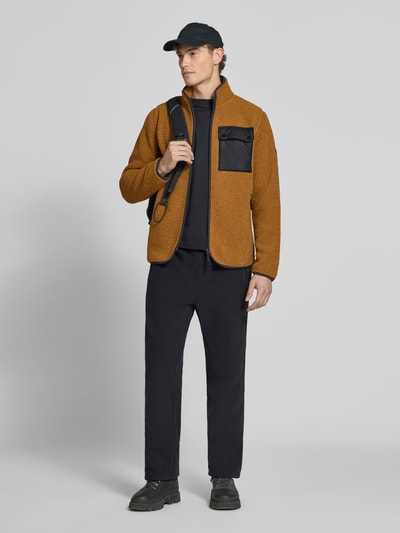 Männermodel trägt Regular fit jack met structuurpatroon van Didriksons Model 'Peter' met opstaande kraag, borstzak, ritssluiting, Ganzkörperansicht von vorne.