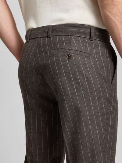 Männermodel trägt donkerbruine straight fit pantalon met wol, bandplooien en strepen, Model 'Cole' van CG – CLUB of GENTS, detailaufnahme rug.