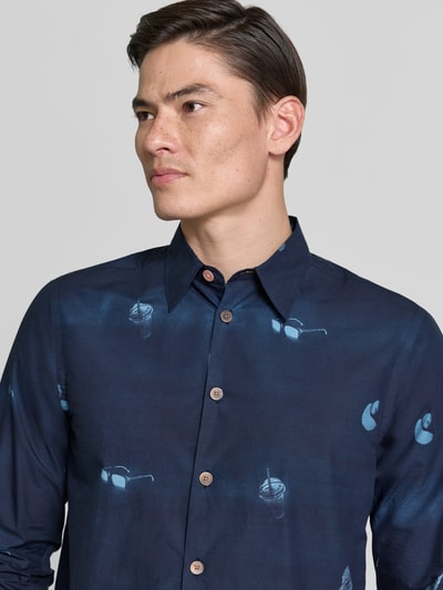 Männermodel trägt Regular Fit Freizeithemd mit Kentkragen von PAUL SMITH in Dunkelblau mit dezentem Print, reine Baumwolle, Nahaufnahme Oberkörper.