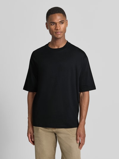 Męskimodel nosi Regular Fit T-Shirt aus reiner Baumwolle Modell 'RELAXASPEN' von SELECTED HOMME, jednokolorowy, krój regular fit, okrągły dekolt, krótki rękaw, bawełna. Ganzkörperansicht von vorne.