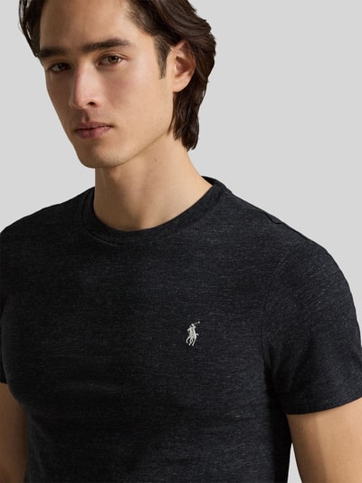 Männermodel trägt Regular Fit T-Shirt aus reiner Baumwolle von Polo Ralph Lauren, unifarben, Logo-Stitching, Nahaufnahme Oberkörper.