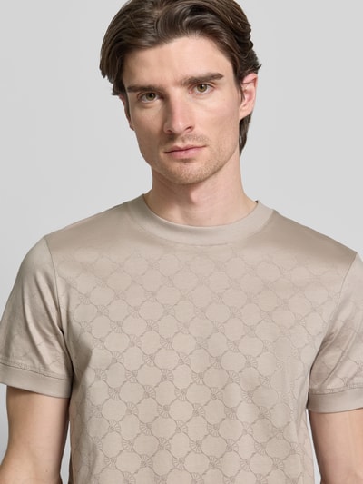 Männermodel trägt Regular Fit T-Shirt mit Rundhalsausschnitt Modell 'Davison' von JOOP! Collection, beige, dezentes Muster, Nahaufnahme Oberkörper.