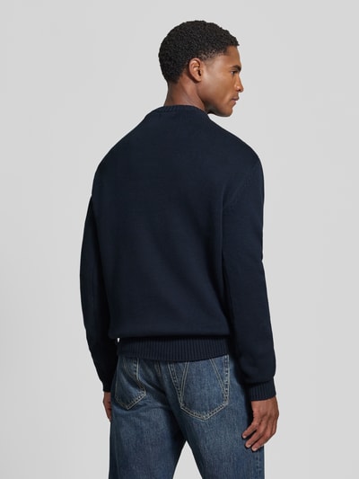 Mannelijk model draagt gebreide pullover uit puur katoen Model 'MURA' van Napapijri, recht pasvorm, ribboorden, ruglengte maat M 67 cm, mouwlengte maat M 70 cm, donkerblauw, grof gebreid, detailrijke textuur, jeans, geheel van achteren