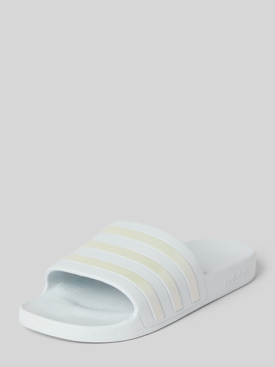Produktfoto, Badeschuhe mit Label-Prägung Modell 'ADILETTE AQUA' von adidas Sportswear, flach, unifarben, strukturierte Sohle, Signature-Streifen, Peep Toe