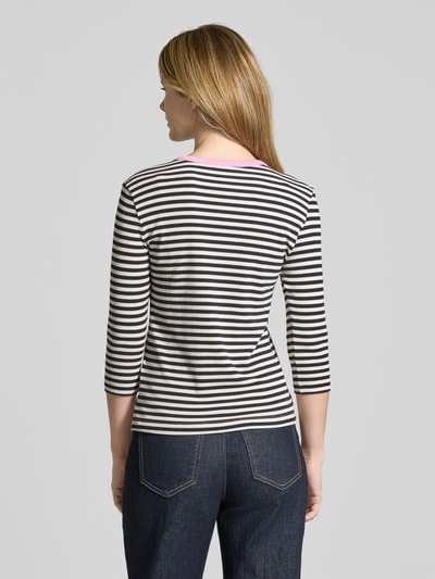 Frauenmodel trägt T-Shirt mit Streifenmuster und 3/4-Arm von Christian Berg Woman im Baumwoll-Viskose-Mix, Slim-Fit, Rückenlänge 56 cm, Ganzkörperansicht Rückansicht.