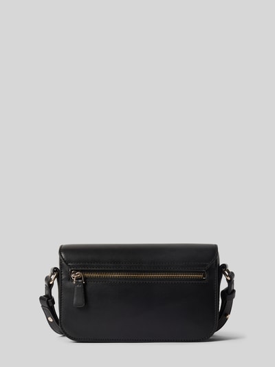 Produktfoto, czarna Handtasche mit Label-Applikation Modell 'JANIE' von Guess, prostokątny kształt, gładka tekstura, Szerokość w rozmiarze 1: 21 cm, długość: 13 cm, głębokość: 6 cm, długość paska: 78 cm, komora główna na magnes, wewnętrzna kieszeń na zamek, regulowany pasek na ramię