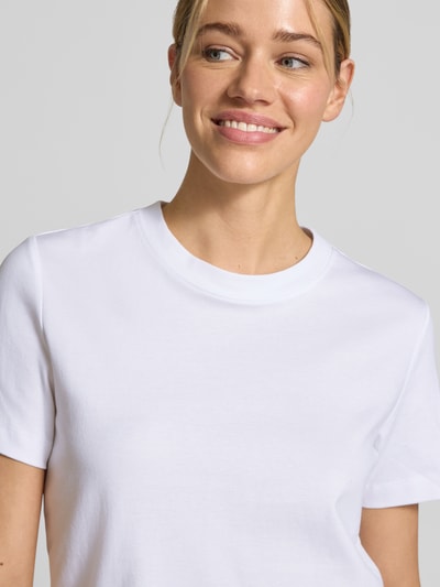 Vrouwenmodel draagt Boxy Fit T-shirt uit puur katoen van s.Oliver RED LABEL, look: effen, boxy fit pasvorm, ronde hals, korte mouw, puur katoen. Nahaufnahme bovenlichaam.