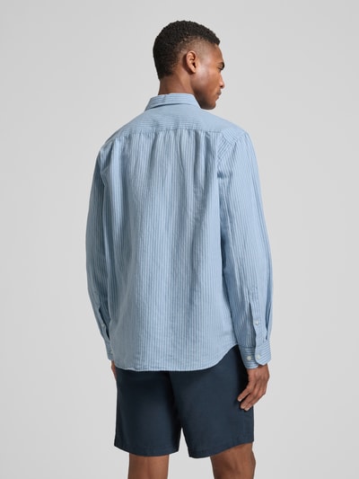 Männermodel trägt Regular Fit Freizeithemd aus Leinen-Baumwoll-Mix Modell 'CLAY LINENBLEND' von SELECTED HOMME, Melange-Optik, Flammgarn, Ganzkörperansicht Rückansicht.