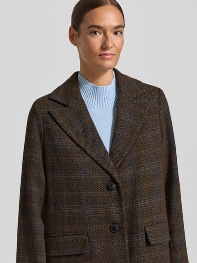 Frauenmodel trägt Regular Fit Webpelzmantel mit Allover-Muster Modell 'ISLA' von VERO MODA in Braun und Blau, Nahaufnahme Oberkörper. Damen Teddy- / Webpelzmantel.