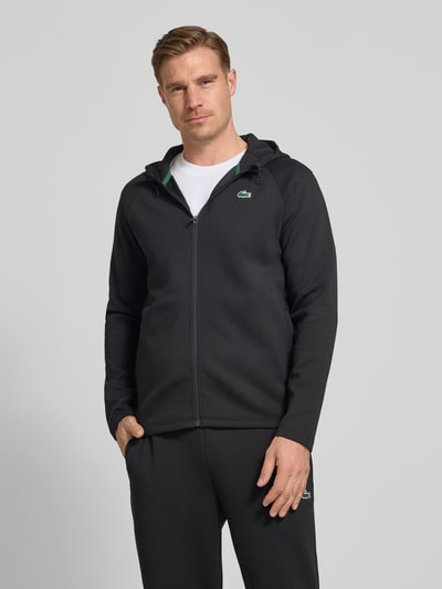 Męski model nosi Regular Fit Sweatjacke mit Baumwoll-Anteil od Lacoste, efekt: jednolity kolor, mieszanka bawełny, Ganzkörperansicht z przodu.