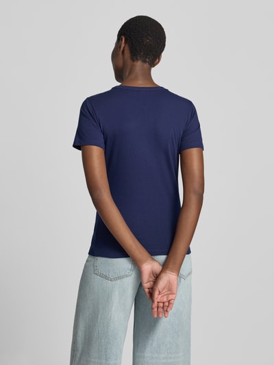 Frauenmodel trägt Regular Fit T-Shirt aus reiner Baumwolle Modell 'DELORIS_5' von HUGO in Dunkelblau, Damen T-Shirt, Ganzkörperansicht Rückansicht.