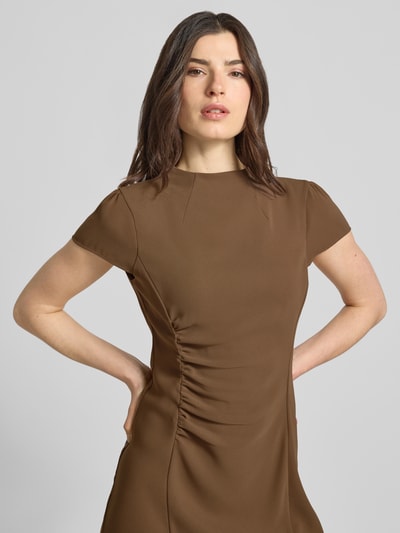 Frauenmodel trägt Midikleid mit Stehkragen und Raffungen von ARMANI EXCHANGE, taillierter Schnitt, braun, Nahaufnahme Oberkörper.