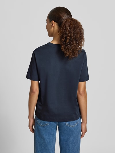 Kobiece model nosi damski t-shirt Boxy Fit T-Shirt aus Baumwoll-Viskose-Mix Modell 'ESSENTIAL' von Selected Femme, granatowy, gładka faktura, damski t-shirt Selected Femme, widok całej sylwetki z tyłu.