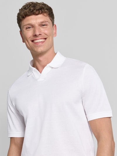 Männermodel trägt Regular Fit Poloshirt mit Strukturmuster von bugatti, biała bawełna, krój regular fit, polokrag, dekolt w serek, detal z logo, Nahaufnahme Oberkörper.