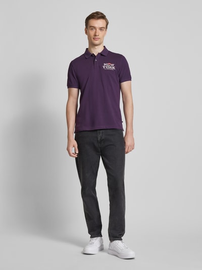 s.Oliver RED LABEL Regular Fit Poloshirt aus Baumwollpiqué mit Peanuts®-Motiv Violett 1